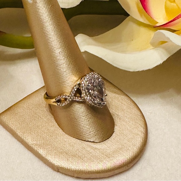 Danbury Mint Diamonesk engagement/cocktail style ring. - Picture 5 of 5